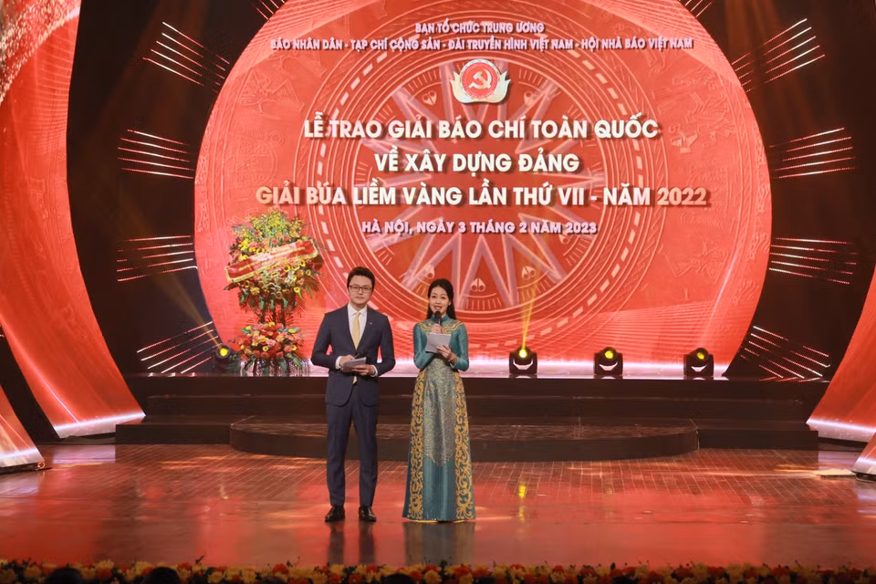 Tối 3/2, tại Nhà hát Lớn Hà Nội, nhân kỷ niệm 93 năm Ngày thành lập Đảng Cộng sản Việt Nam (3/2/1930-3/2/2023), Ban Tổ chức Trung ương chủ trì, phối hợp với Báo Nhân Dân, Tạp chí Cộng sản, Đài Truyền hình Việt Nam, Hội Nhà báo Việt Nam tổ chức lễ công bố và trao Giải Báo chí Toàn quốc về Xây dựng Đảng (Búa liềm Vàng) lần thứ VII-năm 2022. (Ảnh: Hiếu Hoàng/Vietnam+) 