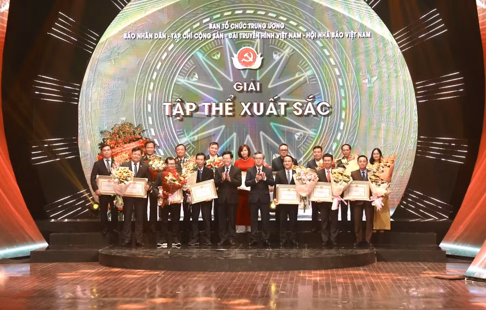 Ban tổ chức khen thưởng 15 đơn vị là ban tuyên giáo, ban tổ chức cấp ủy và cơ quan báo chí, hội nhà báo có thành tích xuất sắc trong việc tổ chức, tuyên truyền, hưởng ứng Giải Búa liềm Vàng. (Ảnh: Hiếu Hoàng/Vietnam+)