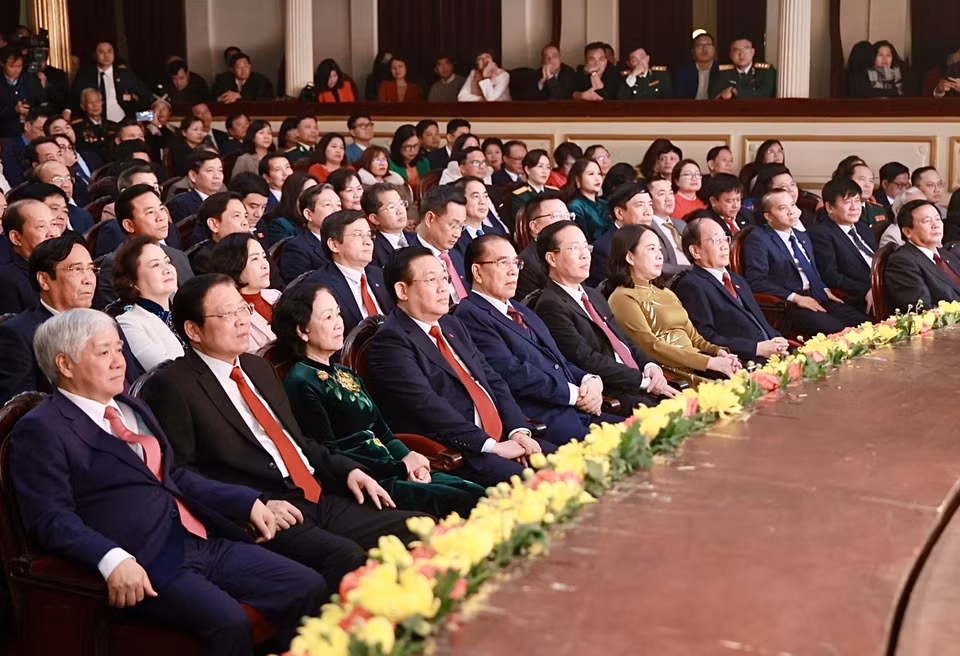 Các vị lãnh đạo Đảng, Nhà nước, bộ, ban, ngành tham dự lễ trao giải. Cơ quan Thường trực giải (Tạp chí Xây dựng Đảng) đã nhận được tổng số 2.031 tác phẩm, trong đó có 697 tác phẩm báo in, 454 tác phẩm báo điện tử, 529 tác phẩm truyền hình, 293 tác phẩm phát thanh và 58 tác phẩm ảnh báo chí. (Ảnh: Hiếu Hoàng/Vietnam+)