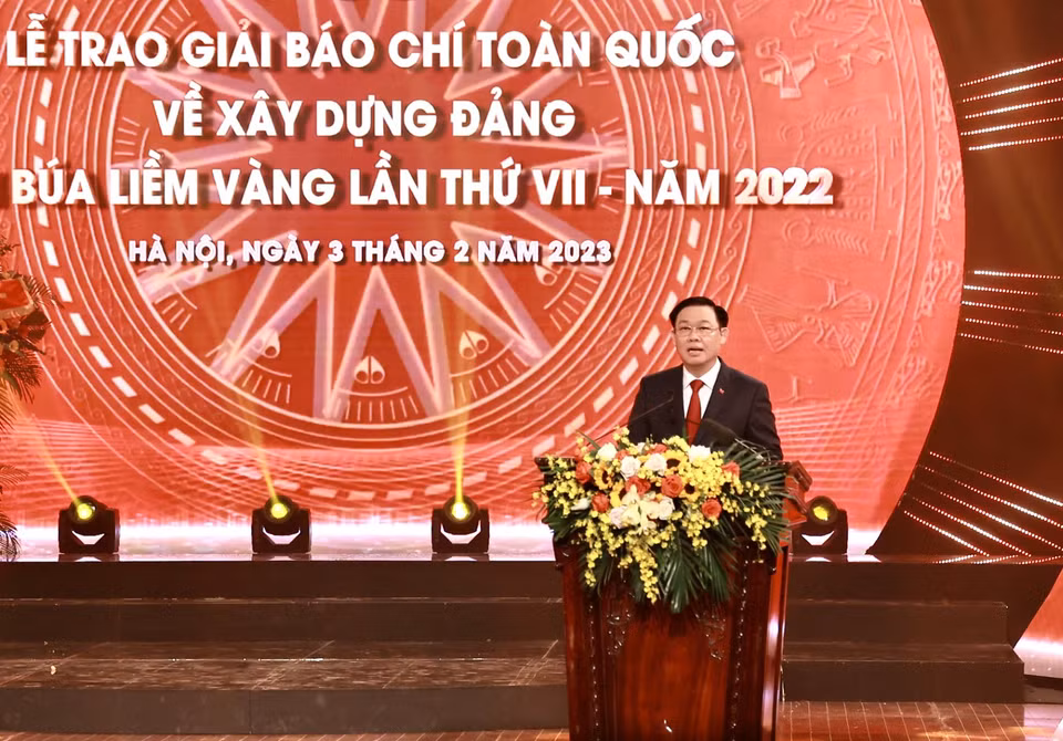 Chủ tịch Quốc hội Vương Đình Huệ phát biểu tại lễ trao giải, đánh giá các tác phẩm tham dự Giải Búa liềm Vàng năm nay tiếp tục phong phú về chủ đề, thể loại và phủ khắp tất cả các tỉnh, thành phố trong cả nước. Hầu hết các tác phẩm đã bám sát các vấn đề nóng, các sự kiện nổi bật, nhiệm vụ trọng tâm của hệ thống chính trị và đất nước. (Ảnh: Hiếu Hoàng/Vietnam+)