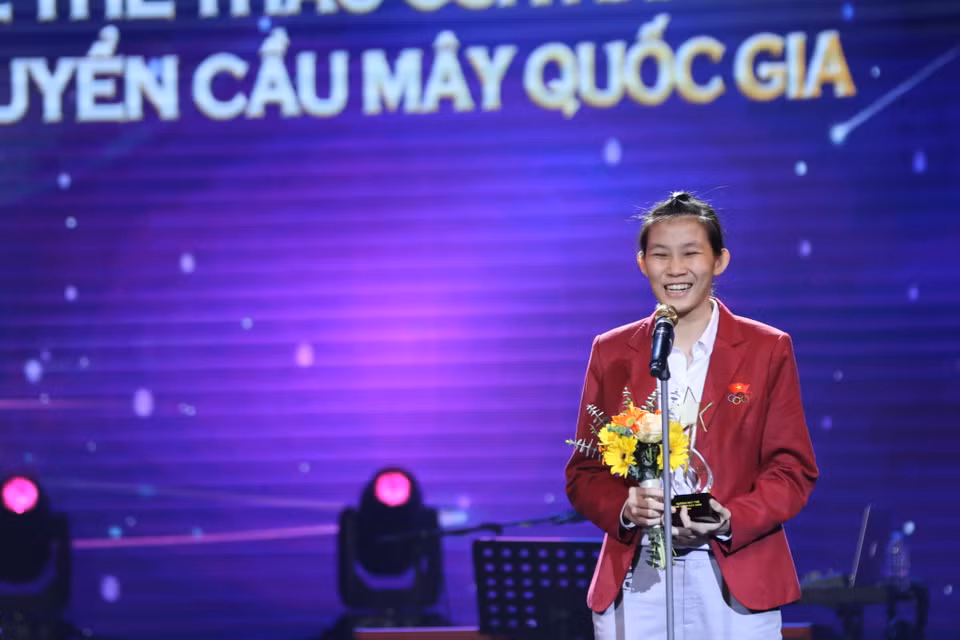 Vận động viên sinh năm 2005 - Trần Thị Ngọc Yến (môn Cầu mây, đơn vị Đồng Tháp) nhận giải thưởng cho Gương mặt trẻ thể thao của năm. (Ảnh: Hoài Nam/Vietnam+)