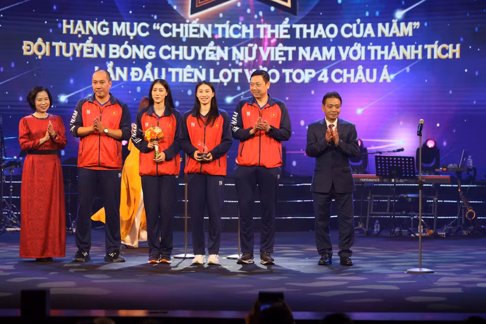 Chiếc cúp Chiến tích thể thao của năm được trao cho Sự kiện Đội tuyển Bóng chuyền nữ Việt Nam. Huấn luyện viên Nguyễn Tuấn Kiệt và các đại diện của đội lên nhận giải. Nữ vận động viên Phạm Thị Nguyệt Anh (thứ ba từ phải sang) - đại diện nhóm gửi lời cảm ơn tới các cơ quan ban ngành và người hâm mộ. "Chúng em xin hứa sẽ luôn cố gắng phấn đấu, mang về vinh quang cho Tổ quốc," - Nguyệt Anh nói. (Ảnh: Hoài Nam/Vietnam+)