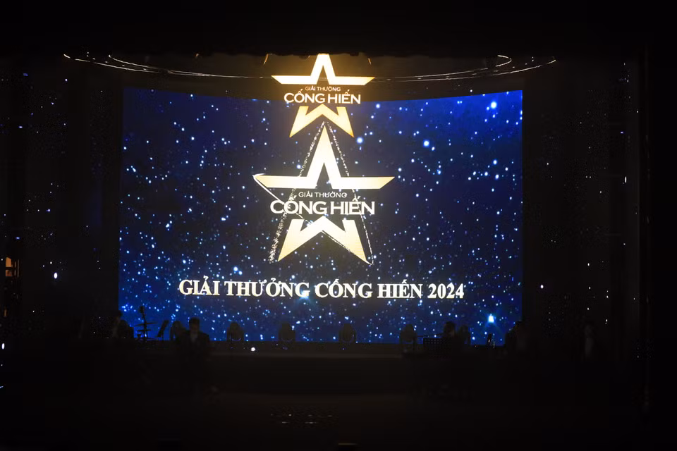 Tối ngày 27/3, Giải thưởng Cống hiến lần thứ 18 đã chính thức diễn ra tại Nhà hát Lớn Hà Nội. 15 chiếc cúp Cống hiến lần lượt được trao đi nhằm ghi nhận, tôn vinh cũng như tiếp sức về mặt tinh thần cho các gương mặt tài năng và không ngừng phấn đấu vì nền âm nhạc cũng như thể thao nước nhà. (Ảnh: Hoài Nam/Vietnam+)