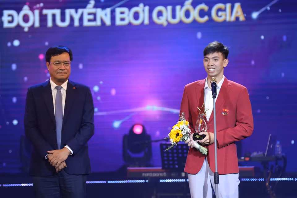Vận động viên Nguyễn Huy Hoàng (môn Bơi, đơn vị Quảng Bình) nhận giải thưởng Gương mặt thể thao của năm chia sẻ hài hước: "Cứ bơi cứ bơi cứ bơi" và vinh quan sẽ tới. Anh là người góp mặt muộn nhất chương trình vì lịch thi đấu dày đặc. (Ảnh: Hoài Nam/Vietnam+)