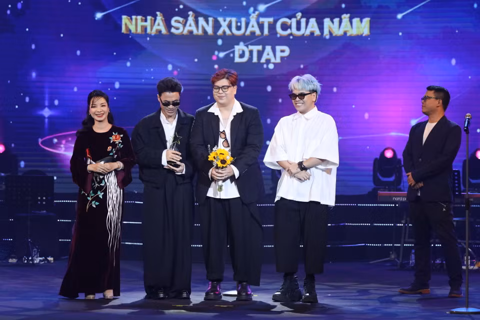 DTAP thắng hạng mục Nhà sản xuất của năm, chia sẻ: "Chúng tôi nghĩ những gì mình làm còn rất nhỏ bé so với nhiều anh chị em nghệ sỹ khác, chúng tôi giành giải thưởng này cho các đồng nghiệp đang ngày đêm lao động vì ước mơ nghệ thuật của mình." (Ảnh: Hoài Nam/Vietnam+)