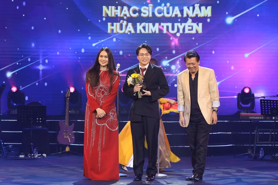 Cúp Cống hiến hạng mục Nhạc sỹ của năm dành cho Hứa Kim Tuyền. Anh tự nhận mình không phải người viết nhạc giỏi nhất cũng như chăm chỉ nhất, song là người "lỳ lợm nhất với ước mơ của mình." (Ảnh: Hoài Nam/Vietnam+)