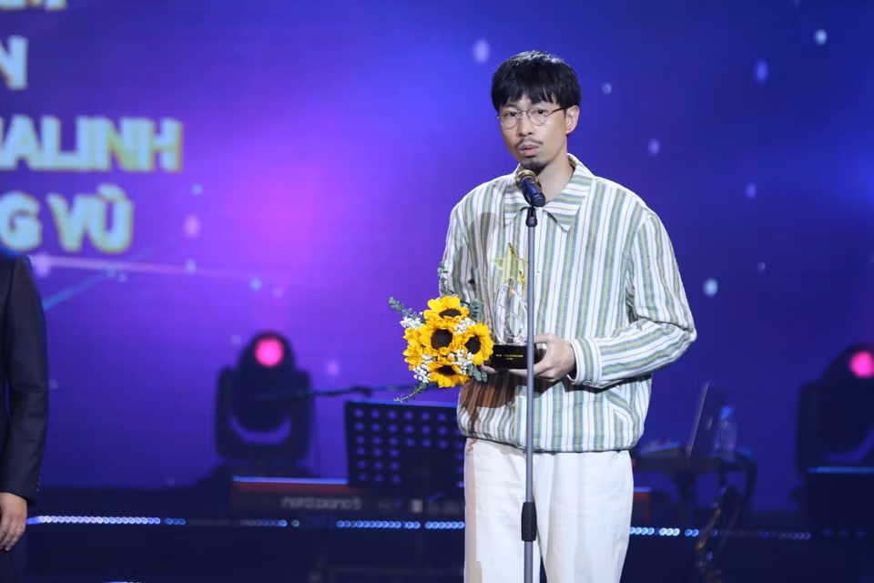 "Nấu ăn cho em" của Đen Vâu chiến thắng hạng mục Music video của năm trong sự tán dương nhiệt liệt của khán giả. Dự án âm nhạc của anh lan tỏa rộng rãi, kéo thêm sự quan tâm của cộng đồng dành cho trẻ em vùng cao. (Ảnh: Hoài Nam/Vietnam+)