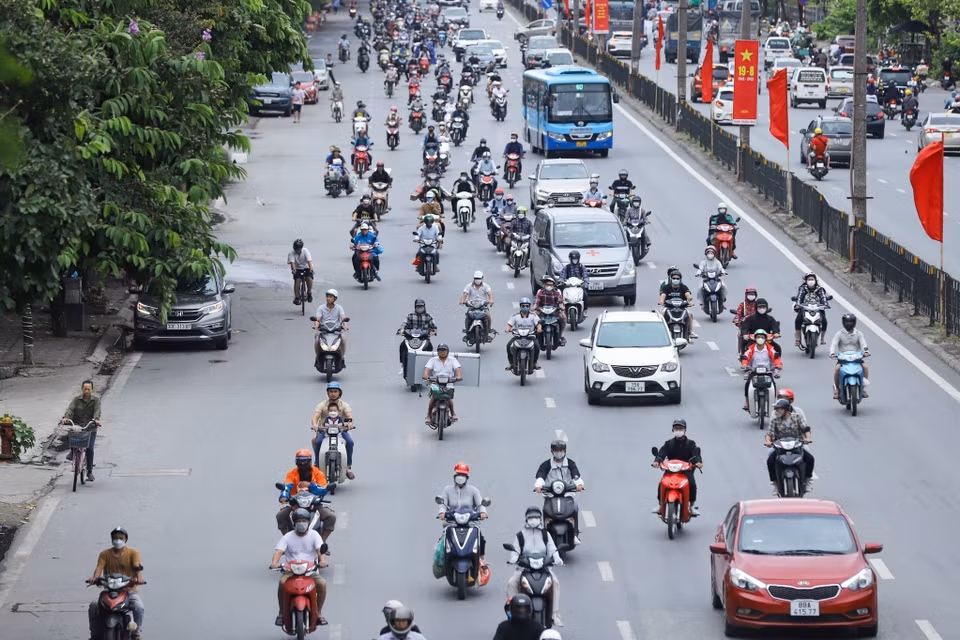Tương tự, người dân theo hướng từ Thường Tín đổ về trung tâm khá đông nhưng không gây ùn tắc. (Ảnh: PV/Vietnam+)