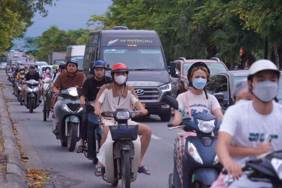 Lưu lượng tham gia giao thông vào thời điểm này khá đông nhưng không diễn ra tình trạng ách tắc như chiều ra khỏi Hà Nội trong ngày đầu kỳ nghỉ. (Ảnh: PV/Vietnam+)