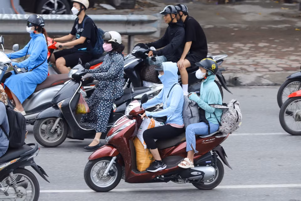 Sinh viên lỉnh kỉnh đồ đạc trở lại với nhịp sống đô thị sau kỳ nghỉ 4 ngày. (Ảnh: PV/Vietnam+)