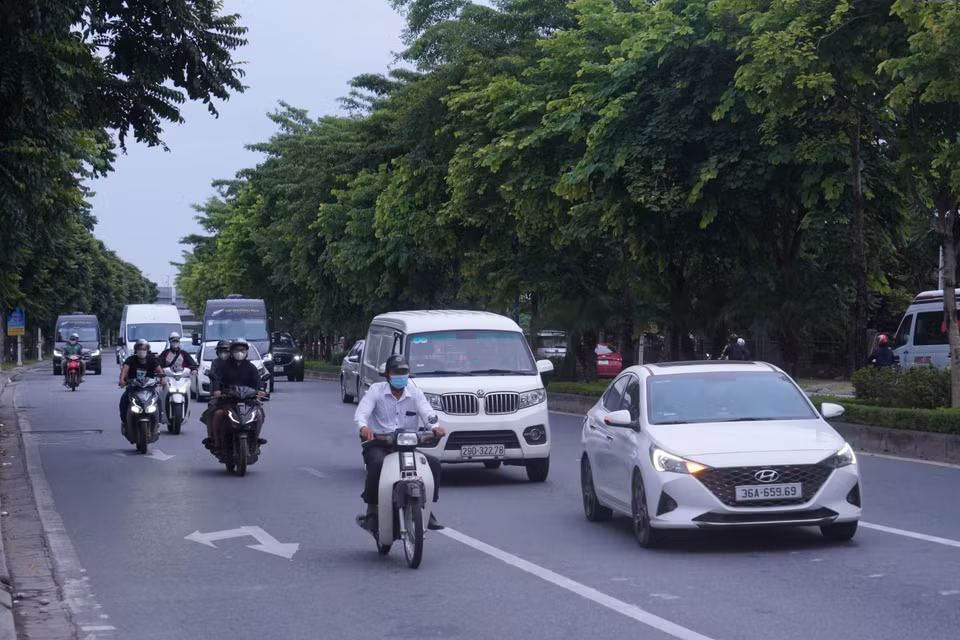 Từ Cao tốc Hà Nội-Hải Phòng, đường Cổ Linh theo hướng về Cầu Vĩnh Tuy khá vắng, trái ngược với cùng thời điểm trong ngày làm việc cuối cùng trước kỳ nghỉ. (Ảnh: PV/Vietnam+)