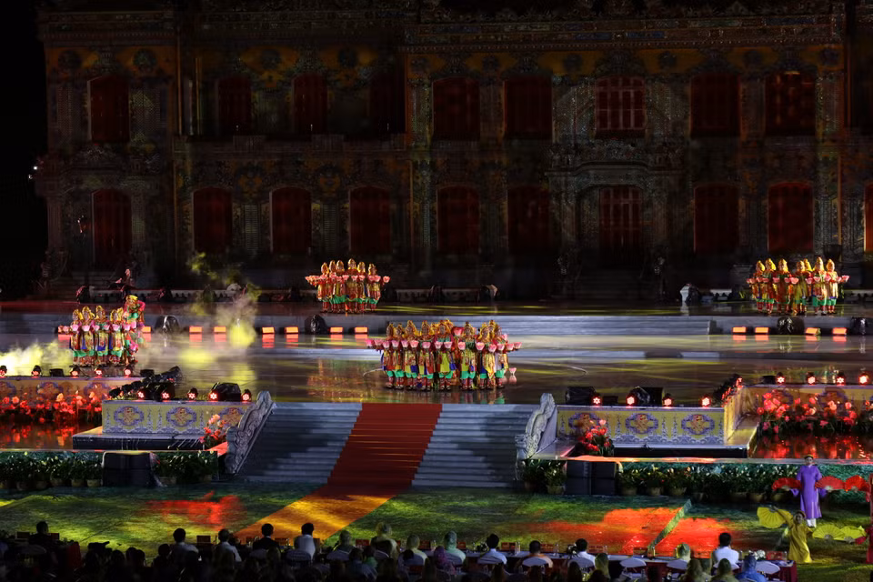 Trước đó các chương trình khai mạc, bế mạc festival đều chỉ được tổ chức ở "vòng ngoài" - trước cổng Ngọ Môn. (Ảnh: Minh Anh/Vietnam+)