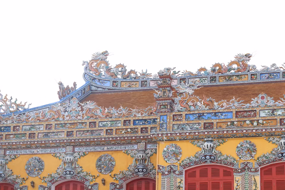 Các góc đao đình rồng là một đặc trưng của kiến trúc các công trình linh thiêng, quan trọng tại Việt Nam, có ảnh hưởng từ văn hóa Đông Á, đặc biệt là Trung Quốc. (Ảnh: Minh Anh/Vietnam+)
