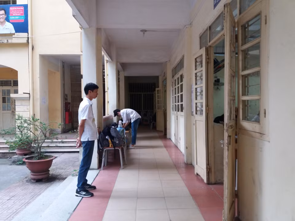 Giám thị hành lang luôn sát sao mọi hoạt động của thí sinh. (Ảnh: PM/Vietnam+)