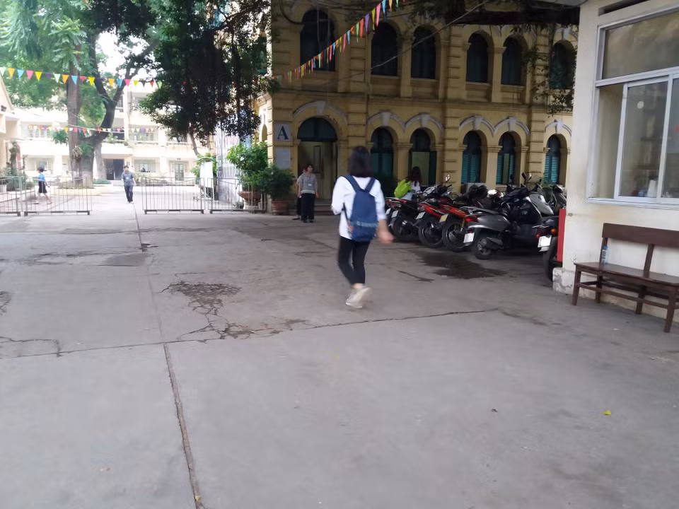 Vội vã chạy vào điểm thi cho kịp giờ. (Ảnh: PM/Vietnam+)