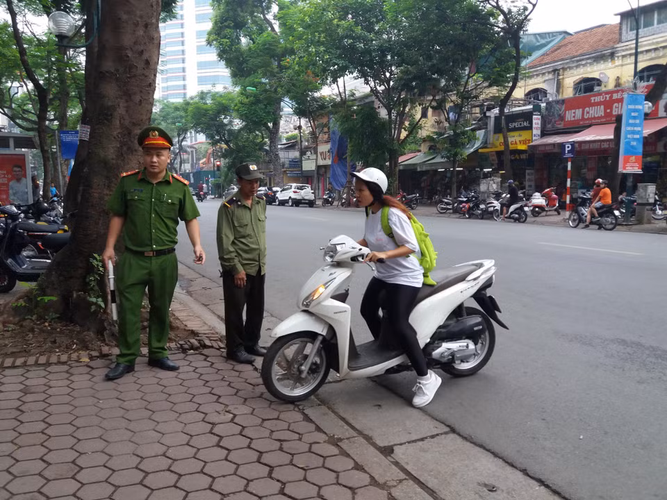 Tuy nhiên, vẫn còn một số thí sinh đến muộn. (Ảnh: PM/Vietnam+)