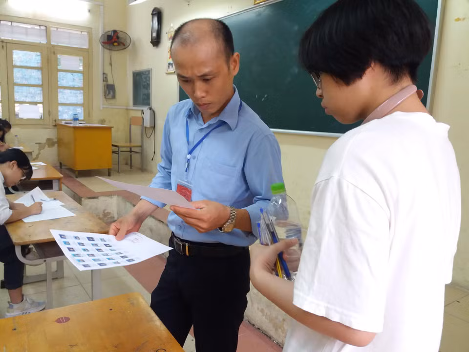 Và cẩn thận đối chiếu khuôn mặt, thông tin cá nhân. (Ảnh: PM/Vietnam+)