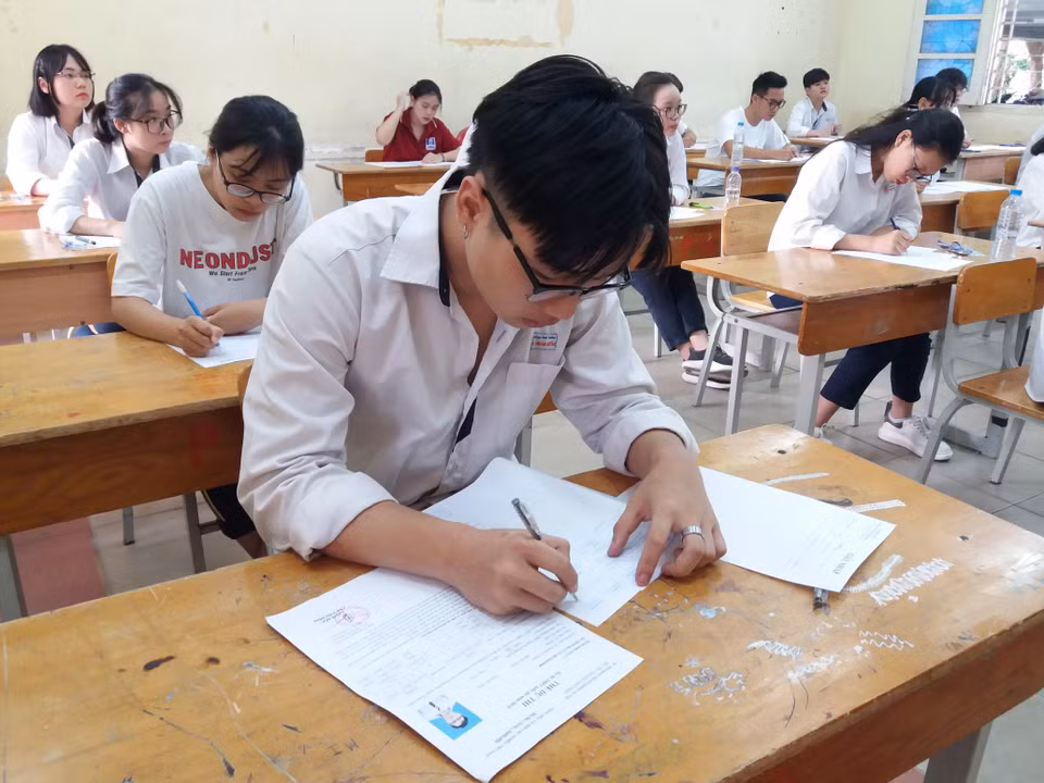 Các em cũng được hướng dẫn chi tiết cách ghi các thông tin cá nhân lên giấy thi, giấy nháp. (Ảnh: PM/Vietnam+)