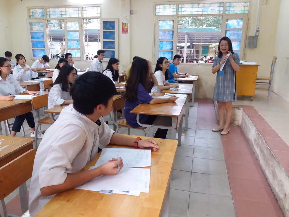 Khi vào phòng thi, thí sinh sẽ được cán bộ coi thi phổ biến lại một lần nữa quy chế thi. (Ảnh: PM/Vietnam+)