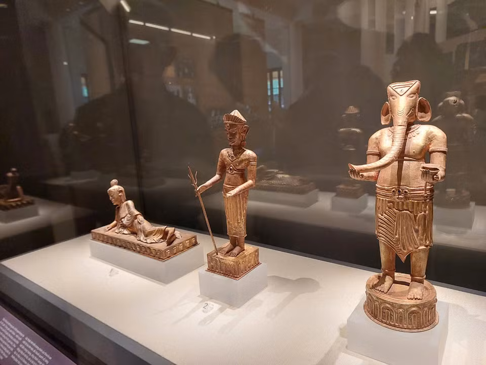 Tượng thần Shiva và thần voi Ganesha. (Ảnh: Minh Thu/Vietnam+)