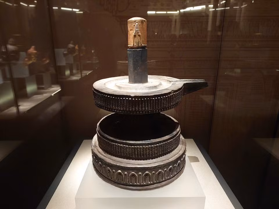 Đài thờ sinh thực khí Linga-Yoni bằng chất liệu vàng và bạc. (Ảnh: Minh Thu/Vietnam+)