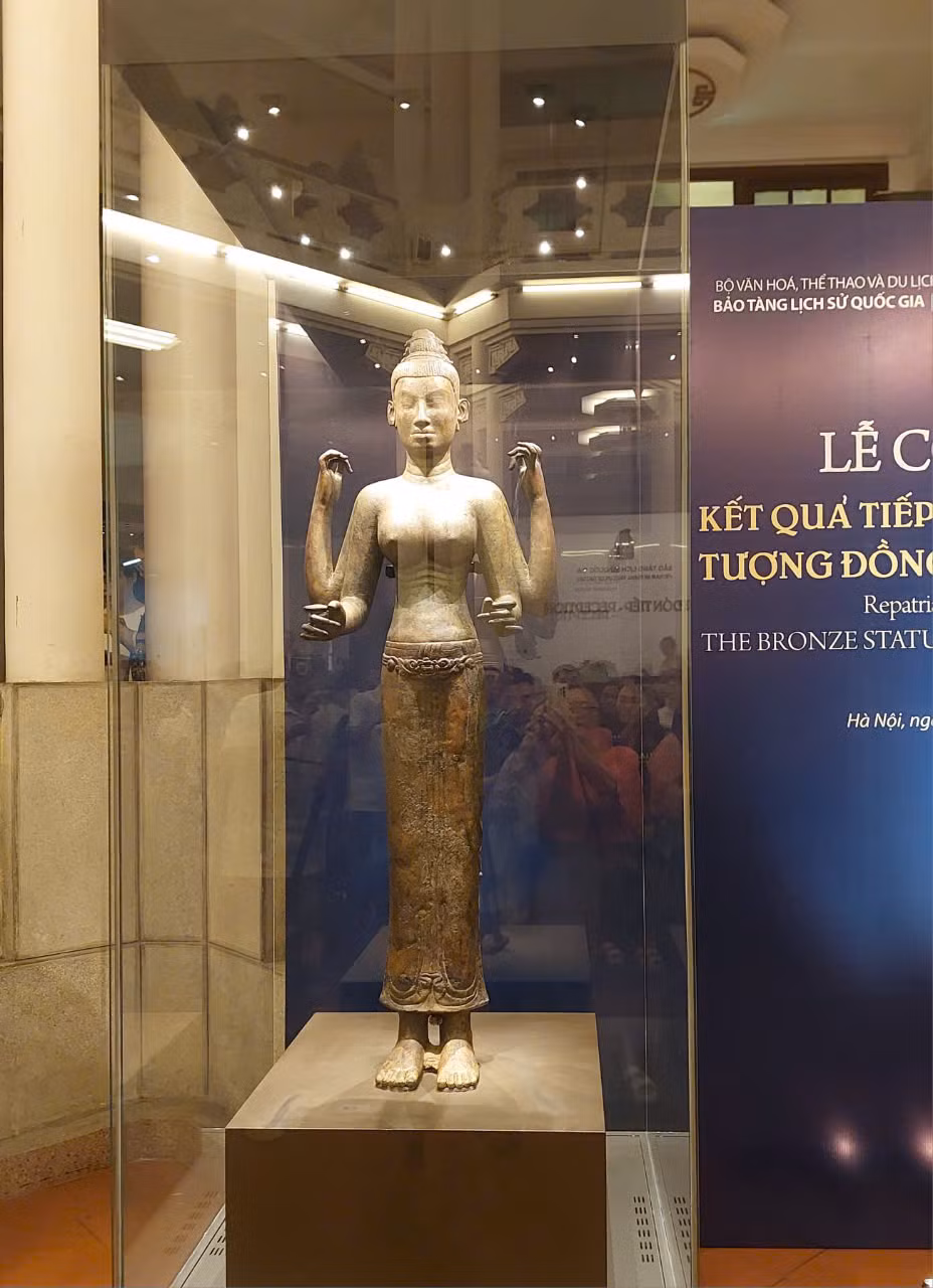 Bức tượng được trưng bày trong khuôn khổ triển lãm “Báu vật Champa-Dấu ấn thời gian” do Bảo tàng Lịch sử Quốc gia phối hợp với nhà sưu tập Đào Danh Đức tổ chức. Champa là quốc gia cổ đại từng tồn tại từ năm 192 đến năm 1832 ở khu vực miền Trung Việt Nam ngày nay. Văn hoá Champa chịu ảnh hưởng của văn hoá Ấn Độ và Java cùng với những sáng tạo riêng đã tạo nên những đỉnh cao nghệ thuật. (Ảnh: Minh Thu/Vietnam+)