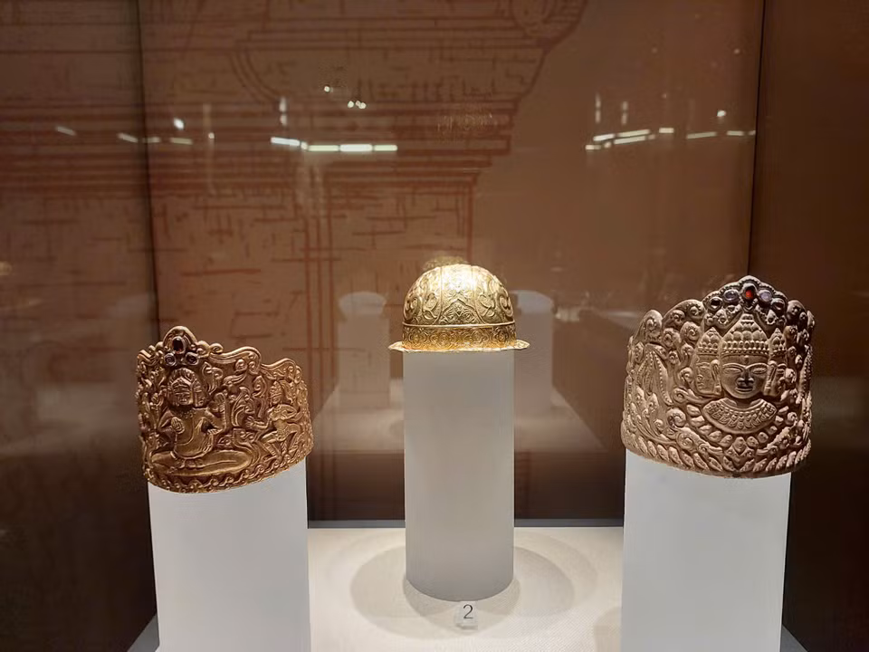Bịt tóc trang trí hình thần Brahma, họa tiết dây móc và hoa, bằng chất liệu vàng bạc và đá quý. (Ảnh: Minh Thu/Vietnam+)