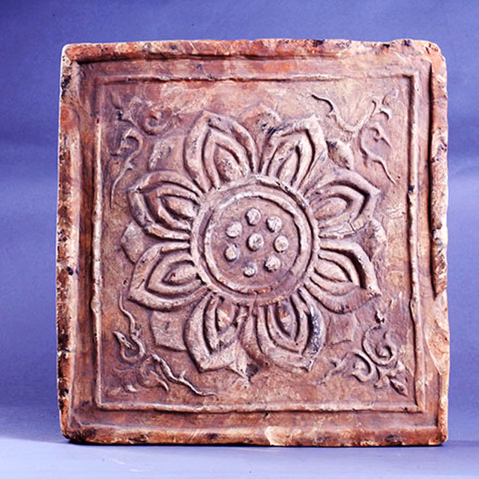Gạch lát nền in nổi hình hoa sen mãn khai, chất liệu đất nung (thời Lý, thế kỷ 11-13). (Ảnh: Bảo tàng Lịch sử Quốc gia)