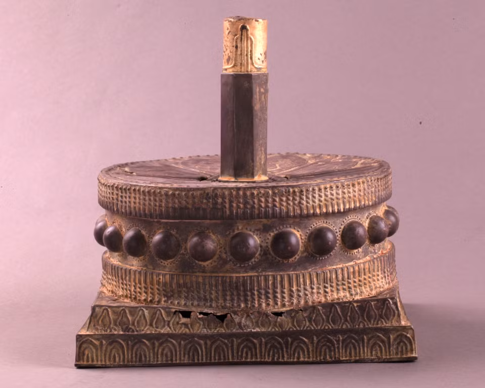 Đài thờ Uroja-Linga trang trí hoa sen bằng bạc mạ vàng (văn hóa Chăm thế kỷ 11-12). (Ảnh: Bảo tàng Lịch sử Quốc gia)