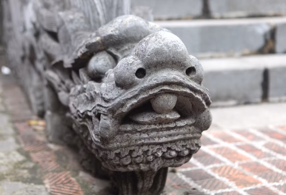 Rồng đã trở thành một biểu tượng nghệ thuật thiêng liêng, có mặt trong nghệ thuật truyền thống của các vương triều tự chủ thời xưa. Qua mỗi triều đại, hình tượng rồng được khắc họa với những chi tiết khác nhau, nhưng vẫn thể hiện được sự tự do, phóng khoáng, mạnh mẽ của dân tộc Việt Nam. (Ảnh: PV/Vietnam+) 