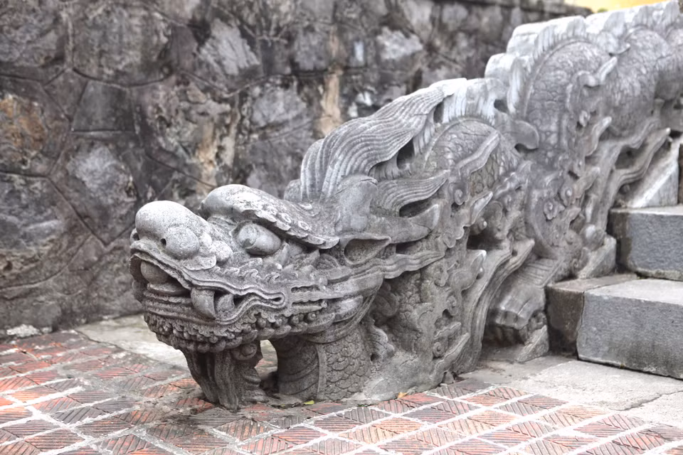 Từ thời xa xưa, các thế hệ người Việt luôn truyền tụng rằng tổ tiên của chúng ta là dòng giống Tiên Rồng, tượng trưng cho những phẩm chất cao đẹp, tính nhân văn, tinh thần cao thượng, sức mạnh và lòng quả cảm của dân tộc Việt Nam. (Ảnh: PV/Vietnam+)