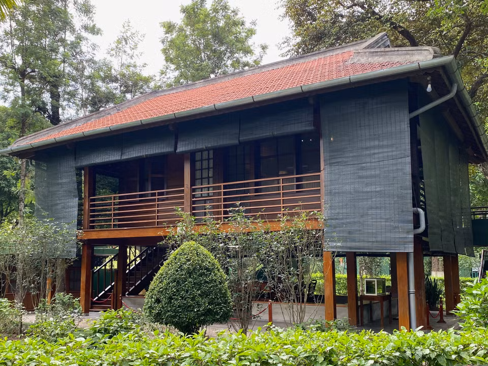 Ngôi nhà sàn gỗ 2 tầng, diện tích mỗi tầng gần 40m² là kiểu nhà sàn đồng bào các dân tộc ở chiến khu. Kiến trúc sư Nguyễn Văn Ninh là "tổng công trình sư" vừa thiết kế, vừa trực tiếp chỉ đạo thi công, lắp ráp ngôi nhà theo đúng với ý tưởng của Bác. (Ảnh: PV/Vietnam+)