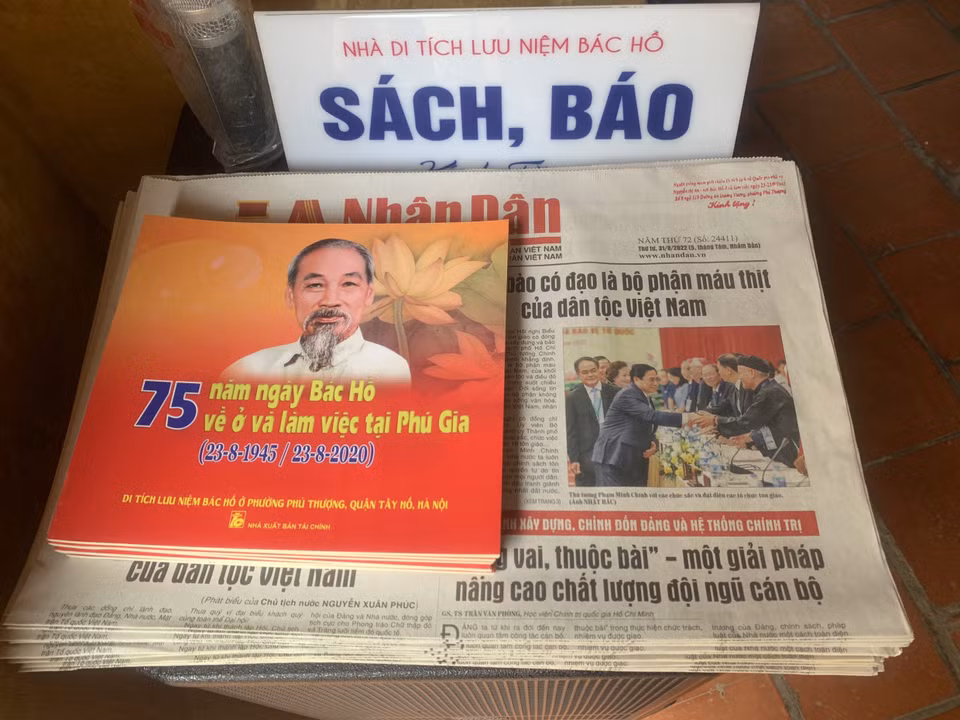 Tập sách báo tư liệu về quá trình Bác Hồ sống và làm việc tại đây. Phú Gia và Phú Xá là hai thôn thuộc xã Phú Thượng, nơi có phong trào cách mạng mạnh mẽ. Do đó, Đảng ta đã quyết định chọn nhà cụ An thôn Phú Gia là một trong những cơ sở “An toàn khu” Trung ương, làm nơi Bác Hồ dừng chân nghỉ trước khi về Hà Nội. (Ảnh: PV/Vietnam+)