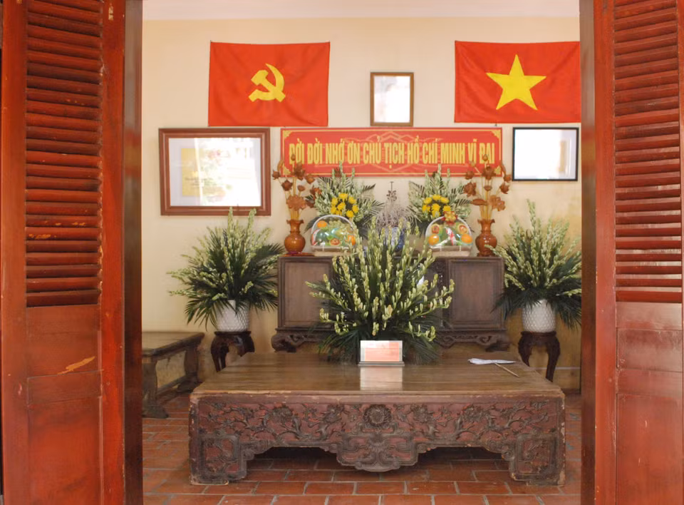 Những di vật có trong di tích như tủ đứng cao, sập gỗ chân quỳ (làm giường nằm và là nơi làm việc cho Bác), một va ly mây (mới làm lại), chiếc giường nhỏ, cùng một số hiện vật về quá trình hoạt động cách mạng của Bác. (Ảnh: PV/Vietnam+)