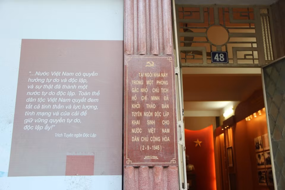 Ngôi nhà số 48 phố Hàng Ngang nằm trong khu phố cổ của thủ đô Hà Nội. Nơi đây, năm 1945, Chủ tịch Hồ Chí Minh đã viết bản Tuyên ngôn Độc lập khai sinh ra nước Việt Nam Dân chủ Cộng hòa. Ngôi nhà thuộc sở hữu của ông Trịnh Văn Bô và bà Hoàng Thị Minh Hồ, doanh nhân buôn tơ lụa nổi tiếng giàu có.(Ảnh: PV/Vietnam+)