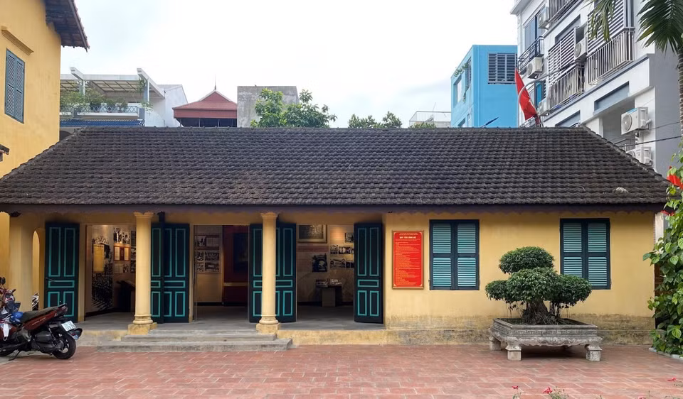 Trong thời gian ở đây, Người đã cùng các đồng chí lãnh đạo của Đảng, Chính phủ giải quyết các nhiệm vụ cách mạng quan trọng. Tại ngôi nhà này, trong hai ngày 18-19/12/1946, Người đã chủ trì Hội nghị Ban Thường vụ Trung ương mở rộng, phát động toàn quốc kháng chiến chống thực dân Pháp xâm lược. (Ảnh: PV/Vietnam+)