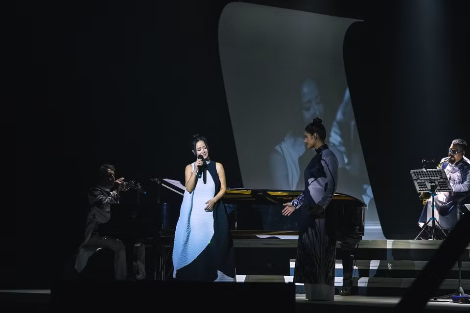 Diva Hồng Nhung và ca sỹ người Pháp - Clara Simonovier đã mang âm hưởng của thể loại Blue Jazz kèm theo tinh thần Pháp vào hai tác phẩm "Bống Bồng ơi" và "Như cánh vạc bay." (Ảnh: CTV/Vietnam+)