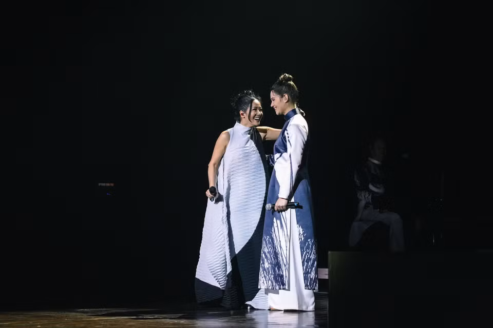 Hai ca sỹ có sự phối hợp ăn ý và đầy cảm xúc. Khán giả vô cùng thích thú khi nghe Hồng Nhung Hát tiếng Pháp và Clara Simonovier hát tiếng Việt. (Ảnh: CTV/Vietnam+)