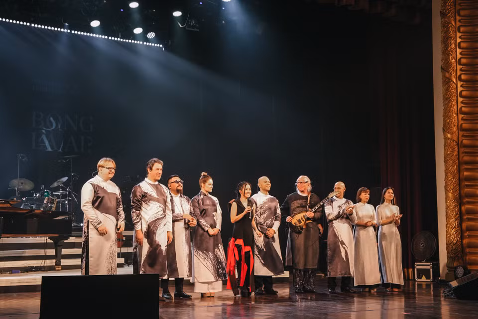Diva Hồng Nhung cùng dàn nghệ sỹ nổi tiếng đến từ Pháp, Canada, Ba Lan, Thái Lan, đã trình diễn 20 ca khúc của cố nhạc sỹ Trịnh Công Sơn. (Ảnh: CTV/Vietnam+)