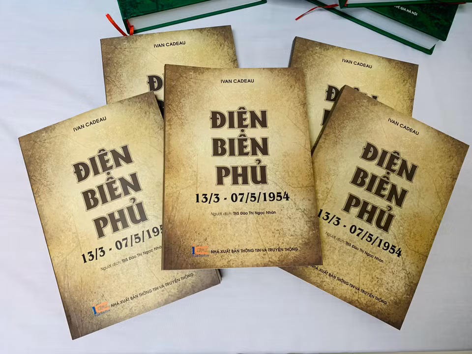 Trung tâm cũng giới thiệu một số ấn phẩm về Chiến dịch Điện Biên Phủ. (Ảnh: Minh Thu/Vietnam+)