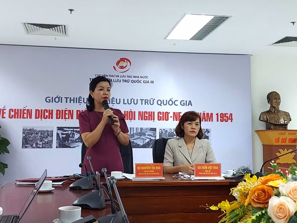 Bà Nguyễn Thị Nga, Phó Cục trưởng Cục Văn thư và Lưu trữ Nhà nước (trái) và bà Trần Việt Hoa, Giám đốc Trung tâm Lưu trữ Quốc gia III (phải) giới thiệu về khối tư liệu. (Ảnh: Minh Thu/Vietnam+)