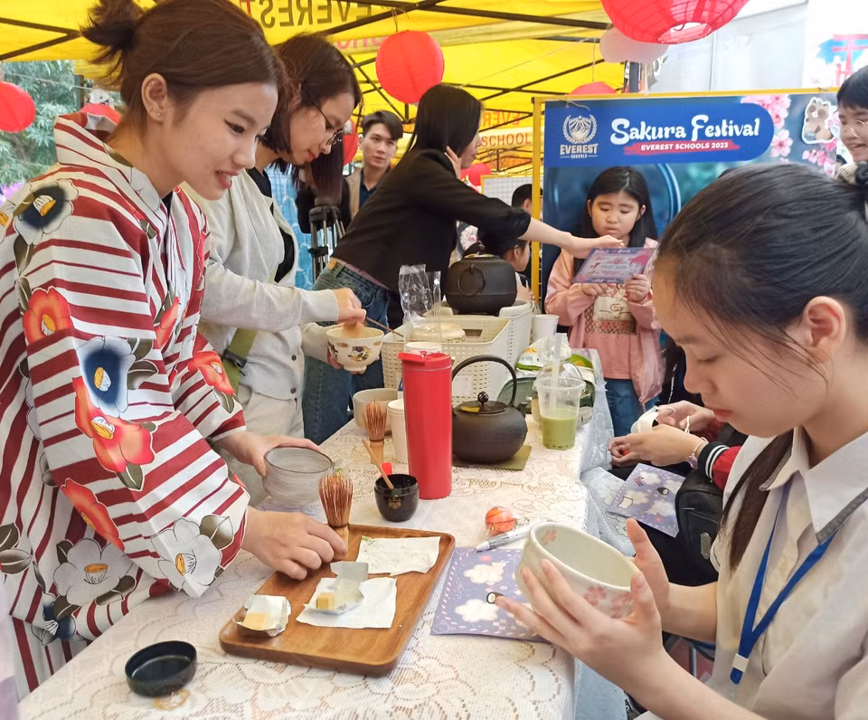 Học tiếng Nhật nhưng đây là lần đầu tiên Phạm Hà Vy, học sinh Trường Trung học cơ sở Phương Mai được uống trà theo phong cách Nhật. “Em thấy trà đạo của Nhật Bản khá giống trà lá ở Việt Nam, có chút vị đắng và vị ngọt", Vy chia sẻ. (Ảnh: Phạm Mai/Vietnam+)