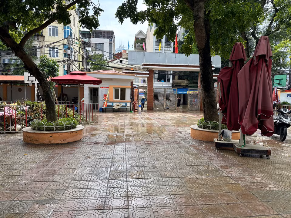 Đến thời điểm hiện tại, vệ sinh môi trường trong khuôn viên trường đã cơ bản sạch, gọn. (Ảnh: PV/Vietnam+)