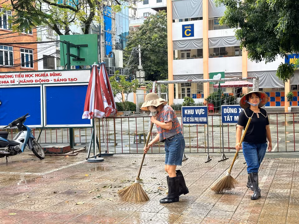 Lãnh đạo nhà trường cho hay nhà trường đã nhận được sự ủng hộ của một số trường trên địa bàn quận (Tiểu học Hoàng Hoa Thám, Tiểu học Nguyễn Bá Ngọc, Tiểu học Nguyễn Tri Phương, Tiểu học Việt Nam - Cuba, Tiểu học Đại Yên, Tiểu học Vạn Phúc, Tiểu học Thủ Lệ) các vật dụng để làm công tác vệ sinh môi trường như ủng cao su, chổi tre, thuốc khử trùng Cloramin B. (PV/Vietnam+)