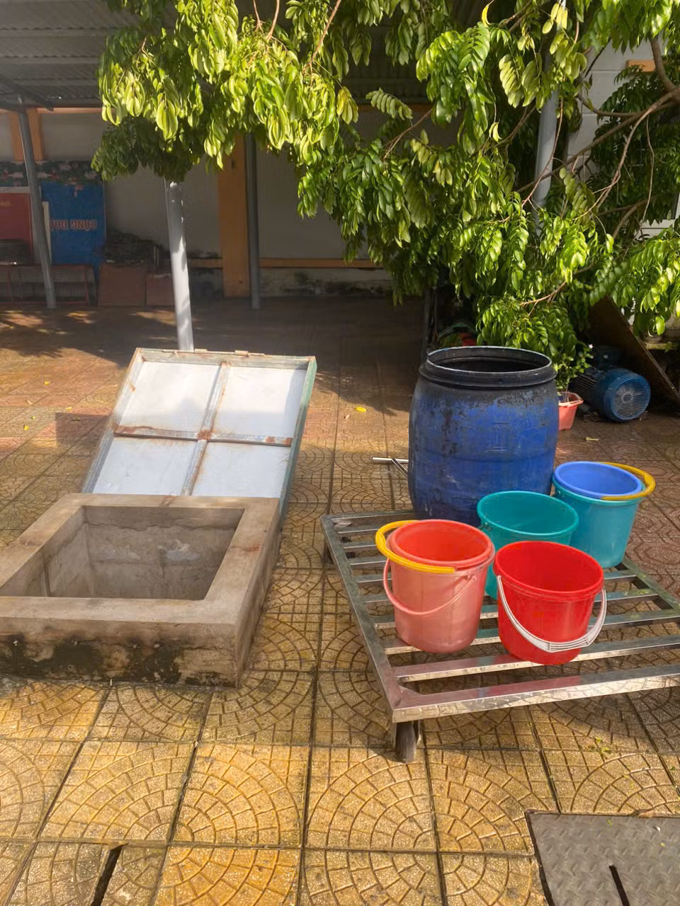 Trường cũng triển khai thau bể nước ngầm, là nguồn nước sạch của trường nhưng đã bị ngập nước nhiều ngày. Sáng mai, ngày 13/9, Trạm y tế phường Phúc Xá sẽ sang trường phun dung dịch khử khuẩn và hỗ trợ trường thau bể nước sạch. (Ảnh: PV/Vietnam+)