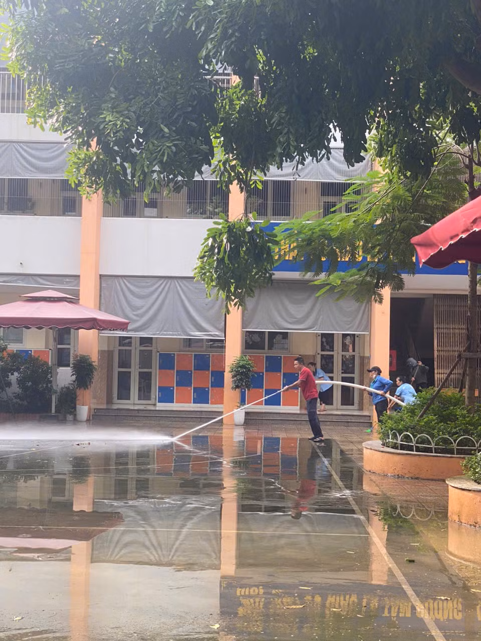 Trường cũng nhờ đơn vị vệ sinh công nghiệp hỗ trợ làm vệ sinh trên tinh thần nước rút đến đâu, vệ sinh đến đấy. (Ảnh: PV/Vietnam+)
