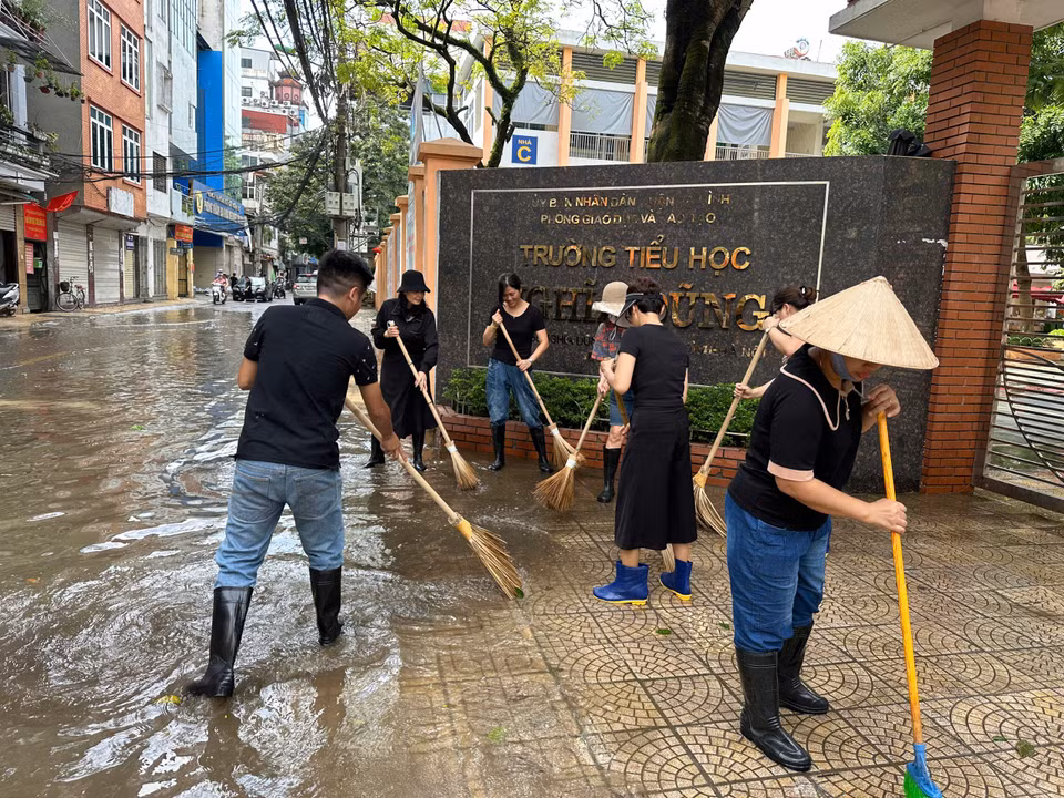 Tuy nhiên, nước chưa rút hết ở các tuyến đường trong địa bàn phường nên nhà trường dự kiến có thể cho học sinh đi học trở lại vào thứ Hai, ngày 16/9. (Ảnh: PV/Vietnam+)