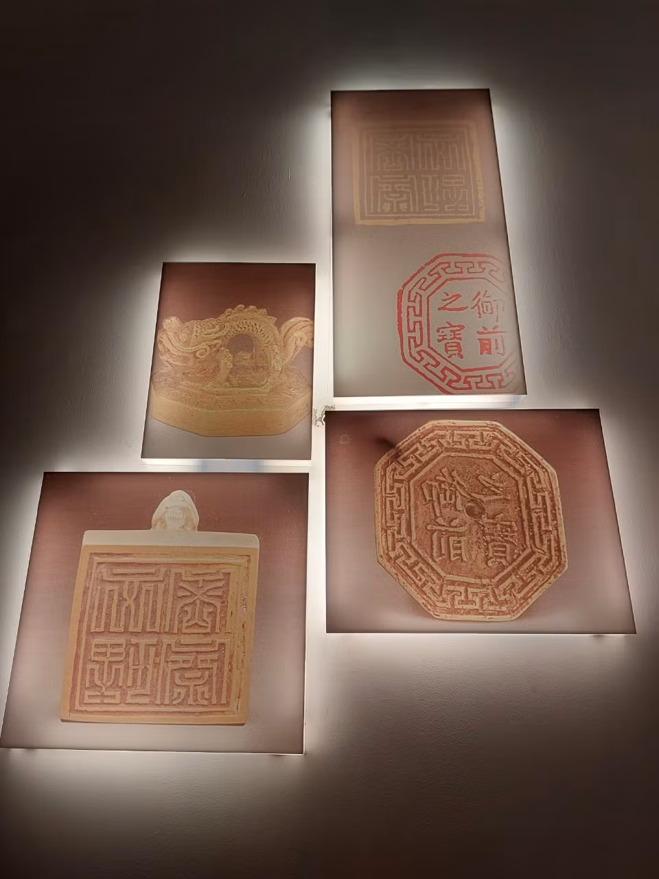 Trong bộ sưu tập Kim Ngọc Bảo Tỷ lưu giữ tại Bảo tàng Lịch sử Quốc gia Việt Nam hiện còn 11 chiếc kim bảo đúc dưới đời vua Gia Long. Những kim bảo này đều được đúc bằng vàng và bạc. (Ảnh: Minh Thu/Vietnam+)