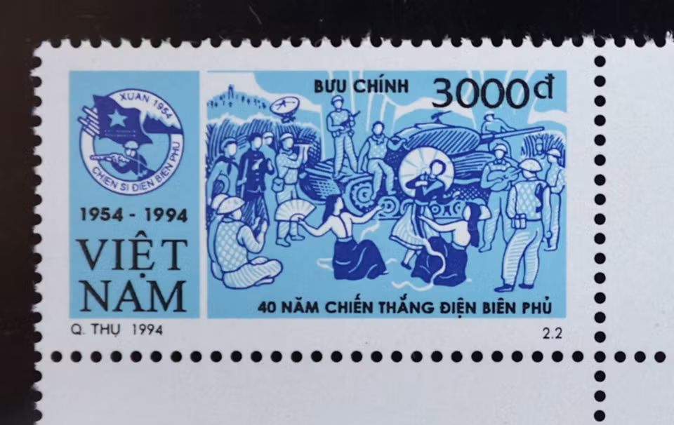 Mẫu 2602 “Mừng chiến thắng” là hình ảnh quân dân, bà con các dân tộc thiểu số từng bừng múa hát.