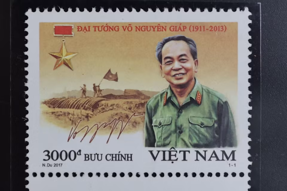 Năm 2017, Công ty phát hành con tem tri ân Đại tướng Võ Nguyên Giáp tại quê nhà Quảng Bình của ông. Trong tem là chân dung Đại tướng trên nền hình ảnh Đội Việt Nam Tuyên truyền giải phóng quân – Tổ chức tiền thân của Quân đội nhân dân Việt Nam. Đại tướng lần cuối ghé thăm chiến trường xưa năm 2004 trước khi qua đời vì tuổi cao sức yếu năm 2013.